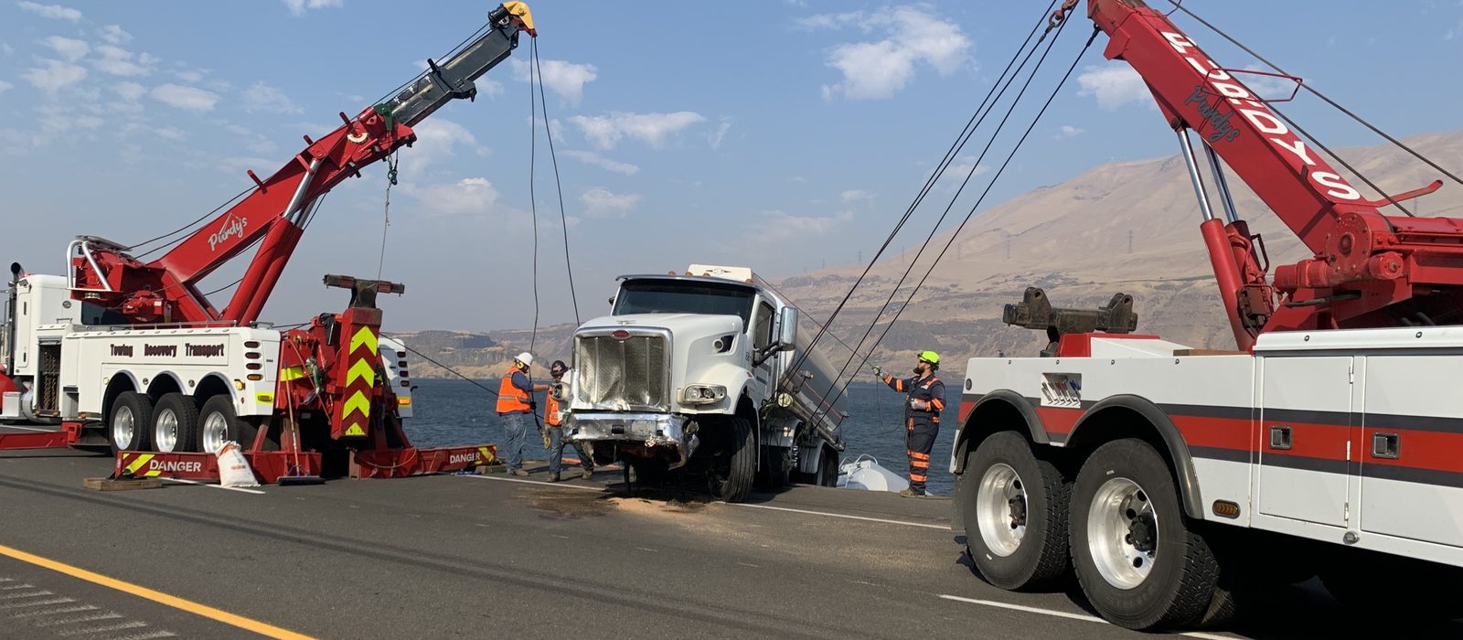 Heavy recovery wrecker